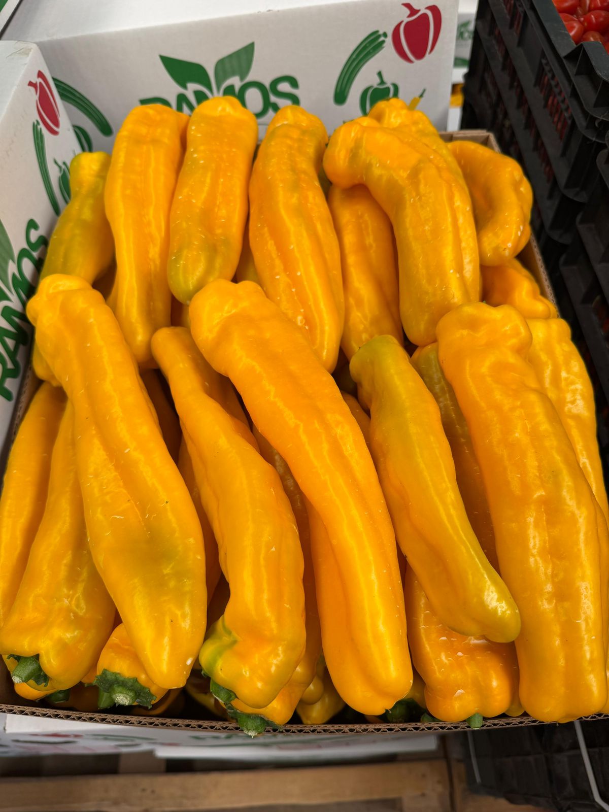 Pimentones amarillos en caja